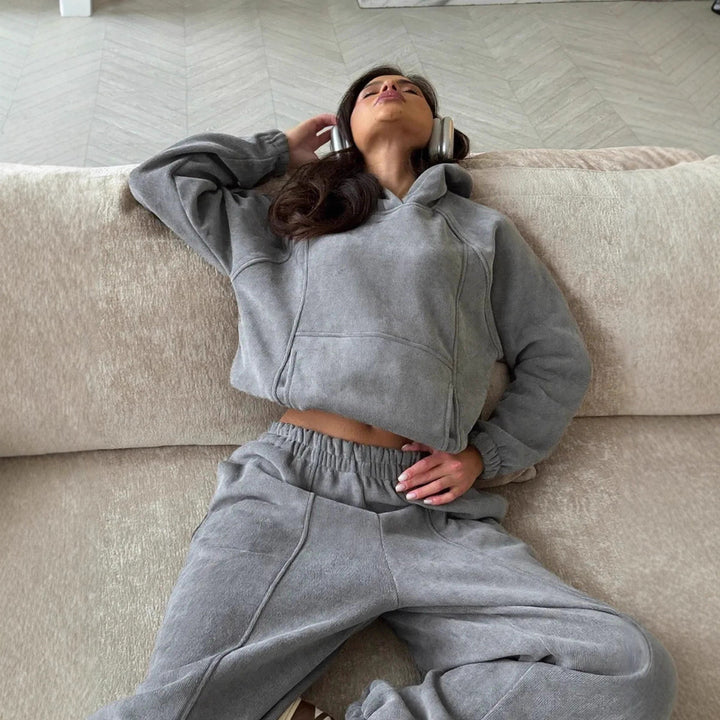 Kvinnors sportiga loungewear-set med bekväm hoodie och elastiska byxor Mirla-Eva Jonsson