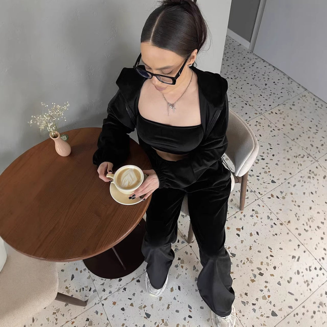 Kvinnors sportiga loungewear-set med kort hoodie och vida byxor-Eva Jonsson