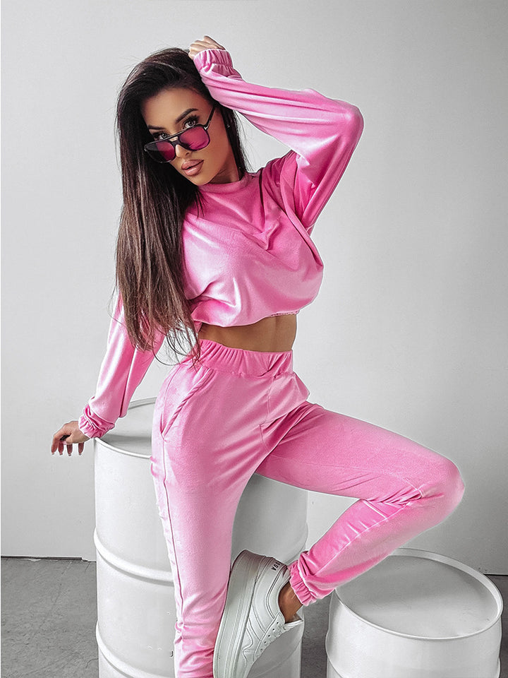 Kvinnors sportiga loungewear-set med kort topp och elastiska byxor Mirla-Eva Jonsson