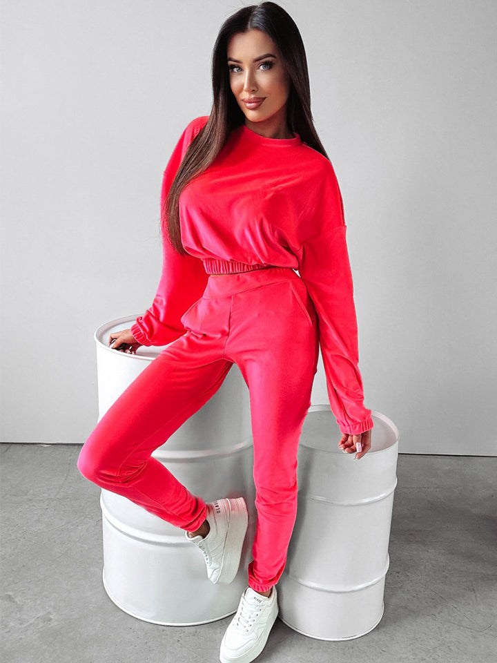 Kvinnors sportiga loungewear-set med kort topp och elastiska byxor Mirla-Eva Jonsson