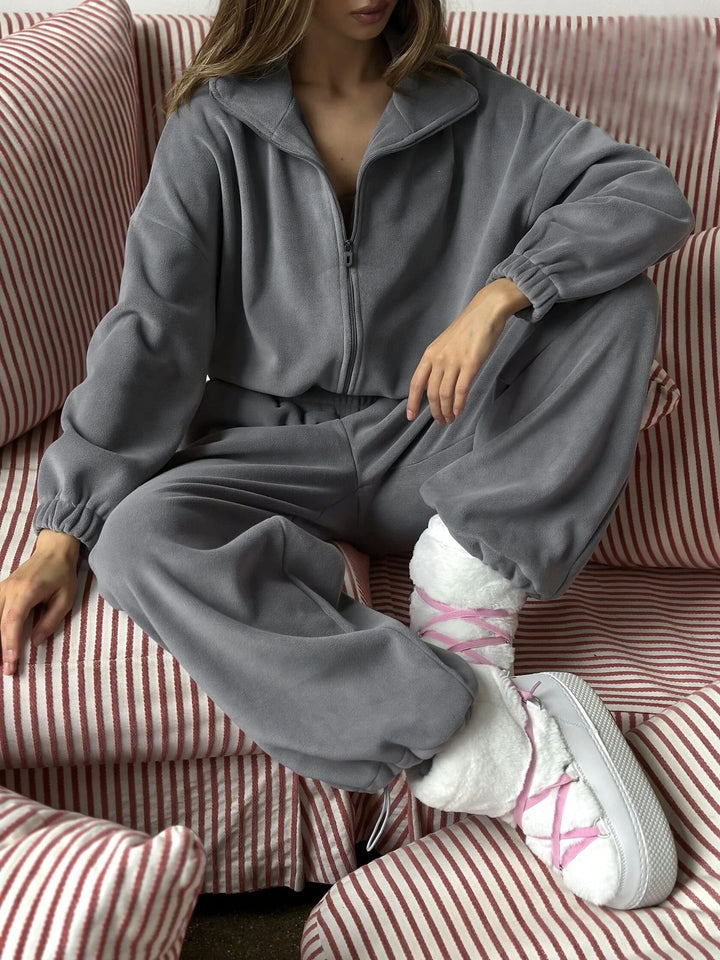 Kvinnors sportiga mikrofiber fritidsset med dragkedja och elastisk midja Mirla-Eva Jonsson