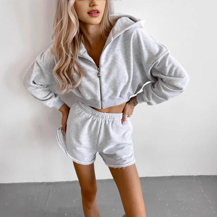 Kvinnors sportiga och avslappnade set med kort hoodie och korta joggers Mirla-Eva Jonsson