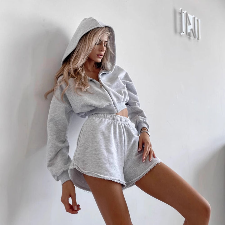 Kvinnors sportiga och avslappnade set med kort hoodie och korta joggers Mirla-Eva Jonsson