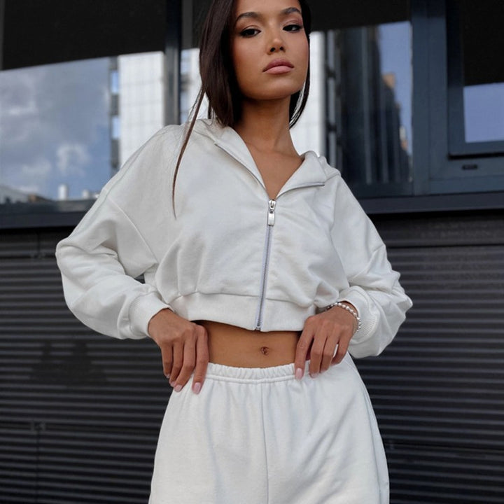 Kvinnors sportiga och avslappnade set med kort hoodie och korta joggers Mirla-Eva Jonsson