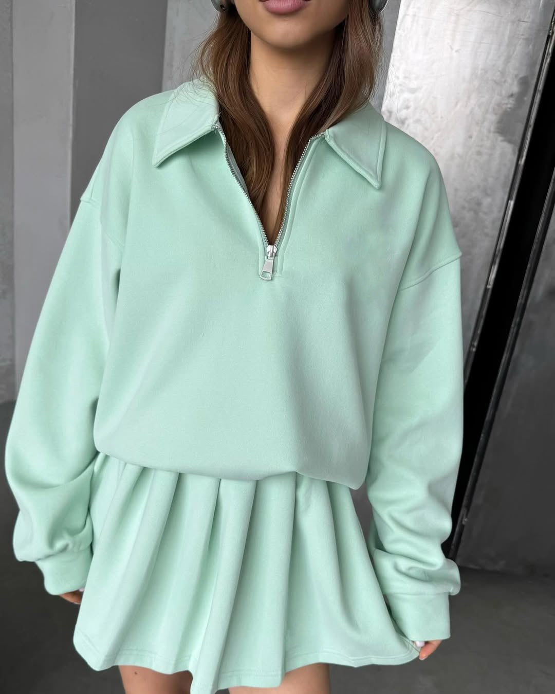 Kvinnors sportiga oversize-pullover med kort dragkedja och ribbade detaljer Mirla-Eva Jonsson