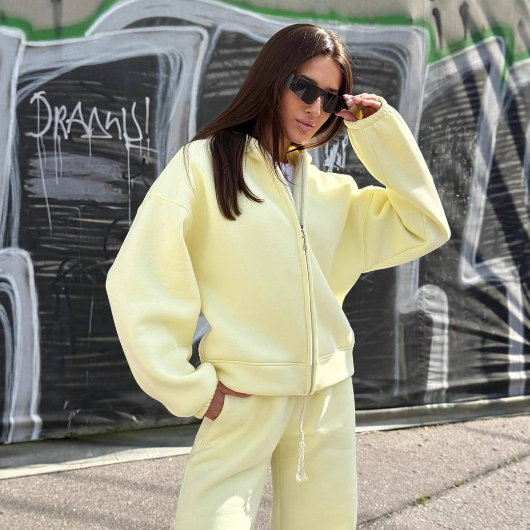 Kvinnors sportiga oversize träningsdräkt med huva och elastisk midja Mirla-Eva Jonsson