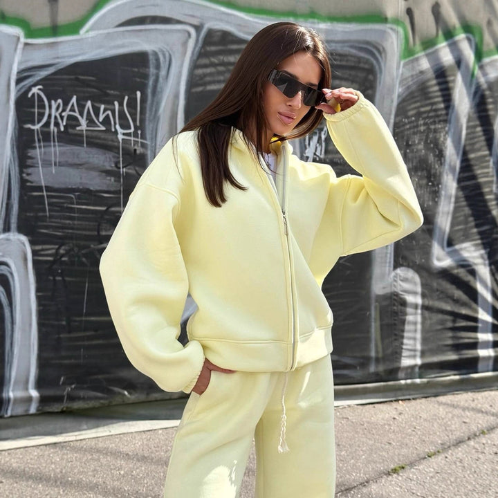 Kvinnors sportiga oversize träningsdräkt med huva och elastisk midja Mirla-Eva Jonsson