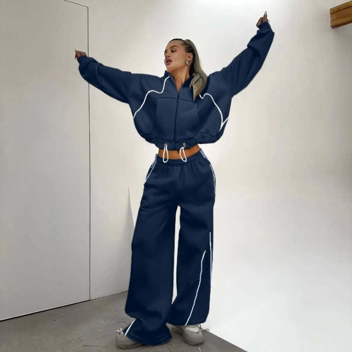 Kvinnors sportiga oversized set i mjuk fleece med kontrastremsor Mirla-Eva Jonsson