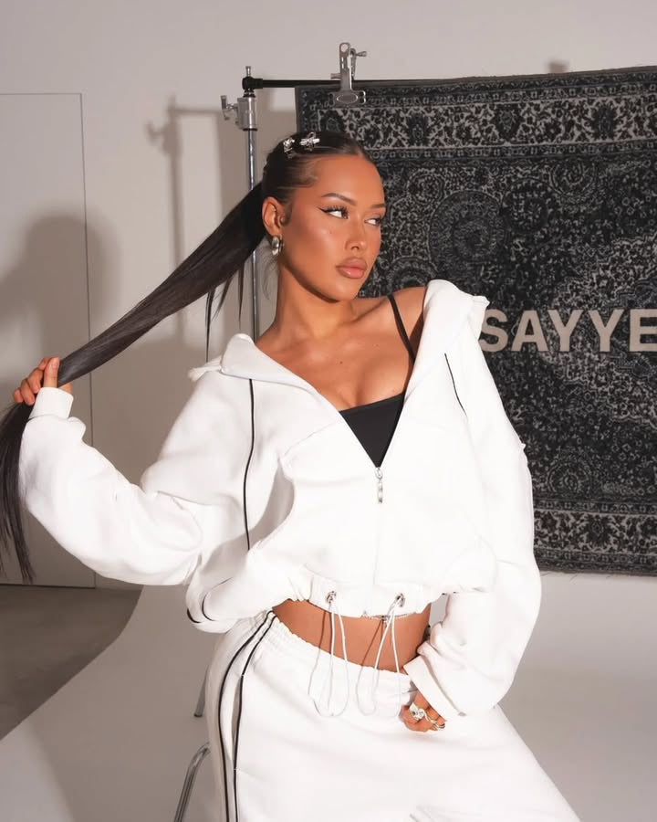 Kvinnors sportiga oversized set med huva jacka och vida byxor Mirla-Eva Jonsson