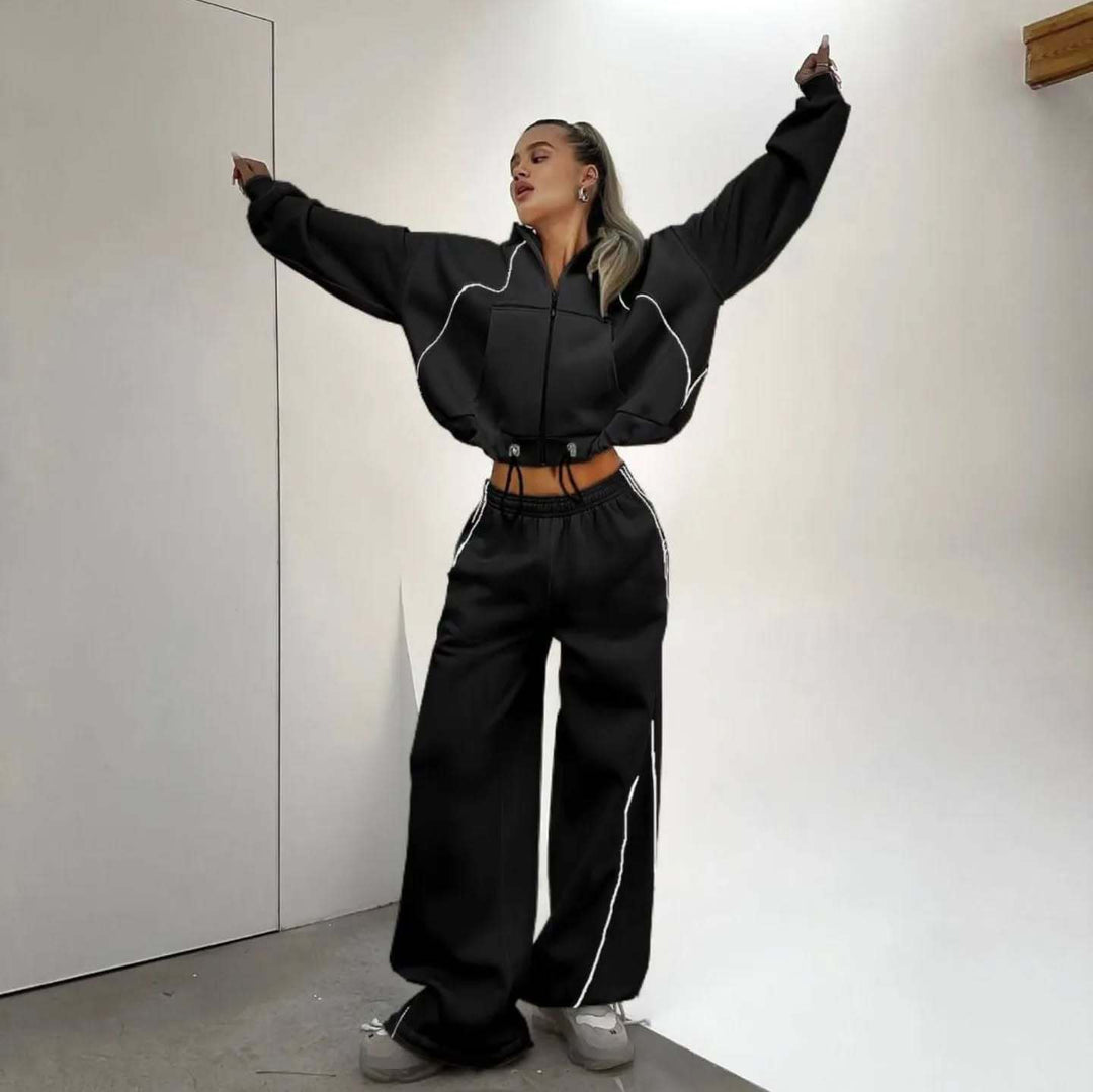 Kvinnors sportiga oversized set med huva jacka och vida byxor Mirla-Eva Jonsson