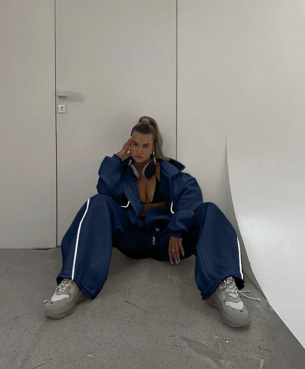 Kvinnors sportiga oversized set med huva jacka och vida byxor Mirla-Eva Jonsson
