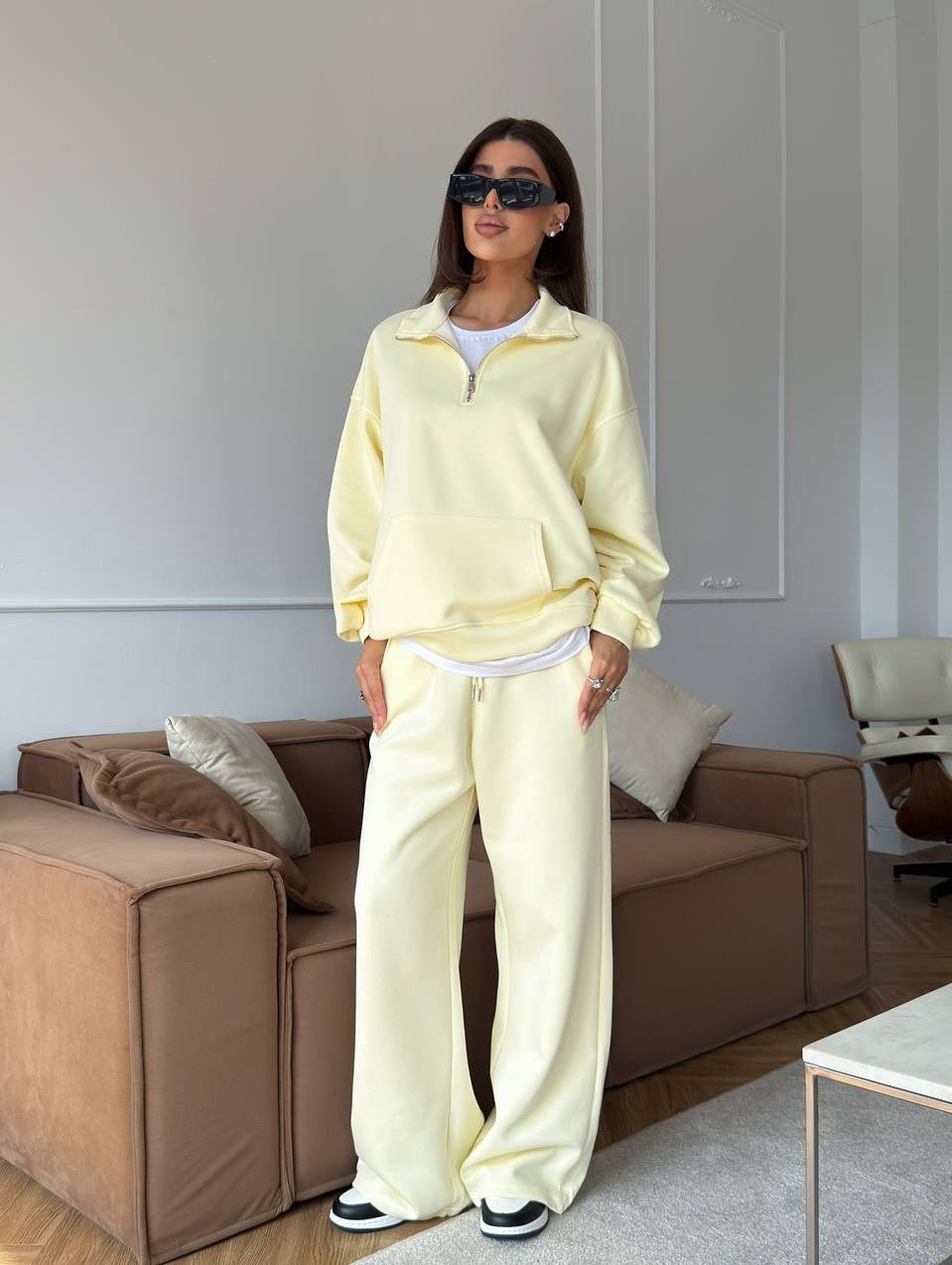 Kvinnors sportiga pullover med halv dragkedja och vida byxor Mirla-Eva Jonsson