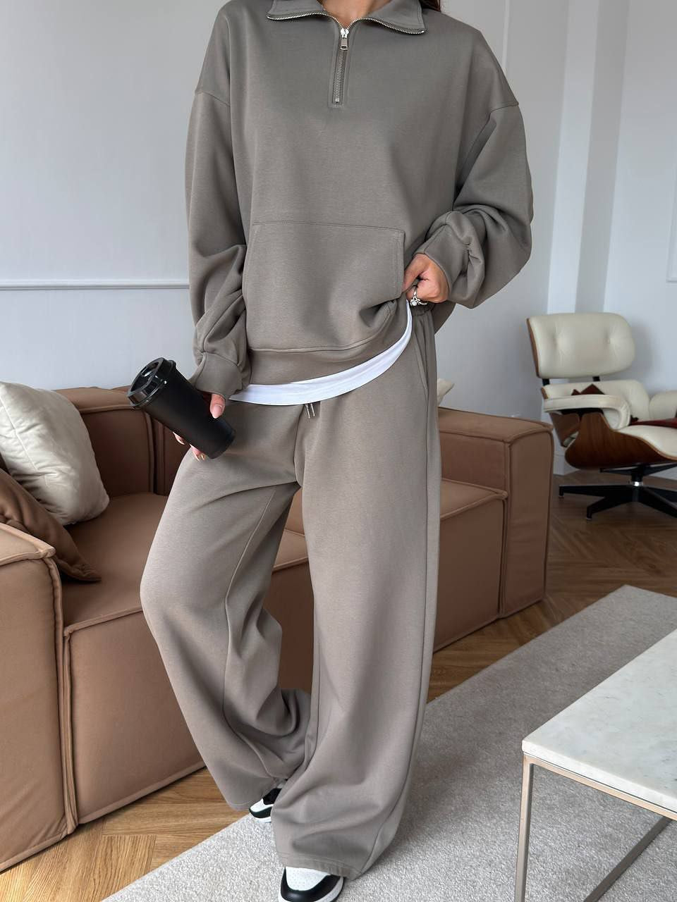 Kvinnors sportiga pullover med halv dragkedja och vida byxor Mirla-Eva Jonsson