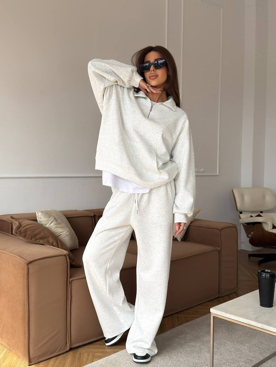 Kvinnors sportiga pullover med halv dragkedja och vida byxor Mirla-Eva Jonsson