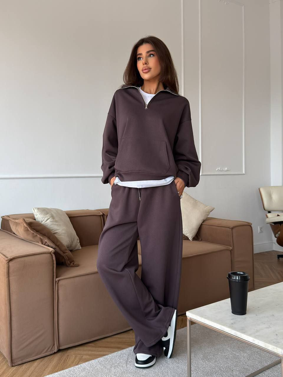 Kvinnors sportiga pullover med halv dragkedja och vida byxor Mirla-Eva Jonsson