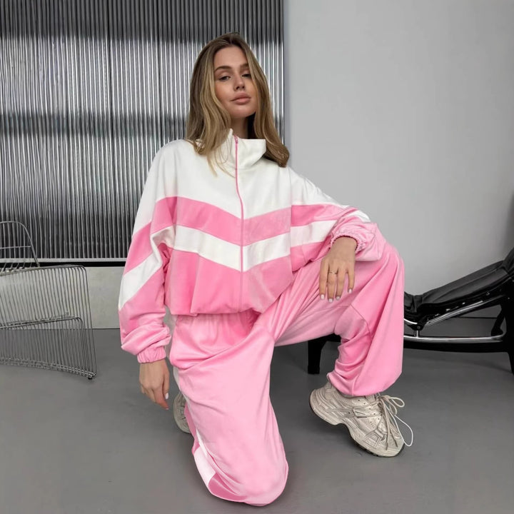 Kvinnors sportiga sammetsoverall med elegant dragkedja och moderna ränder Mirla-Eva Jonsson