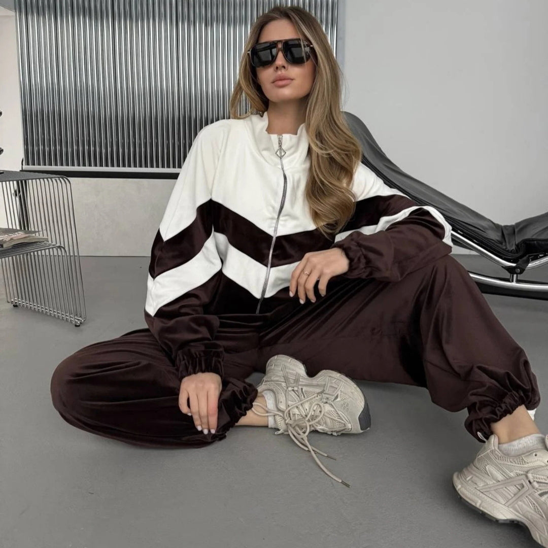 Kvinnors sportiga sammetsoverall med elegant dragkedja och moderna ränder Mirla-Eva Jonsson