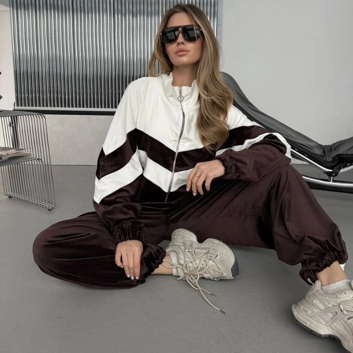 Kvinnors sportiga sammetsoverall med elegant dragkedja och moderna ränder Mirla-Eva Jonsson