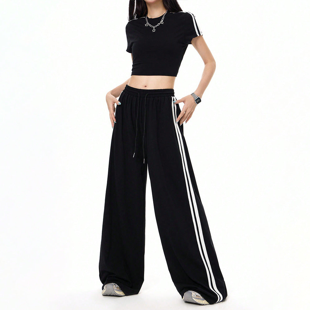 Kvinnors sportiga set bestående av crop top och vida byxor med skärdetails Mirla-Eva Jonsson