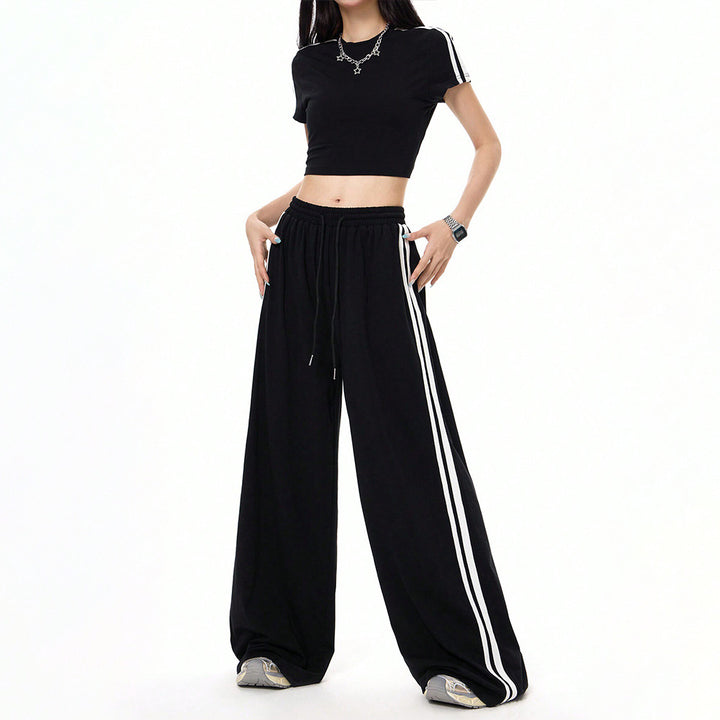 Kvinnors sportiga set bestående av crop top och vida byxor med skärdetails Mirla-Eva Jonsson