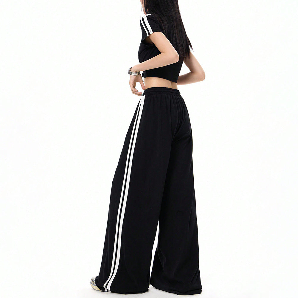 Kvinnors sportiga set bestående av crop top och vida byxor med skärdetails Mirla-Eva Jonsson