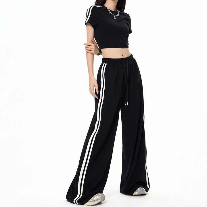 Kvinnors sportiga set bestående av crop top och vida byxor med skärdetails Mirla-Eva Jonsson