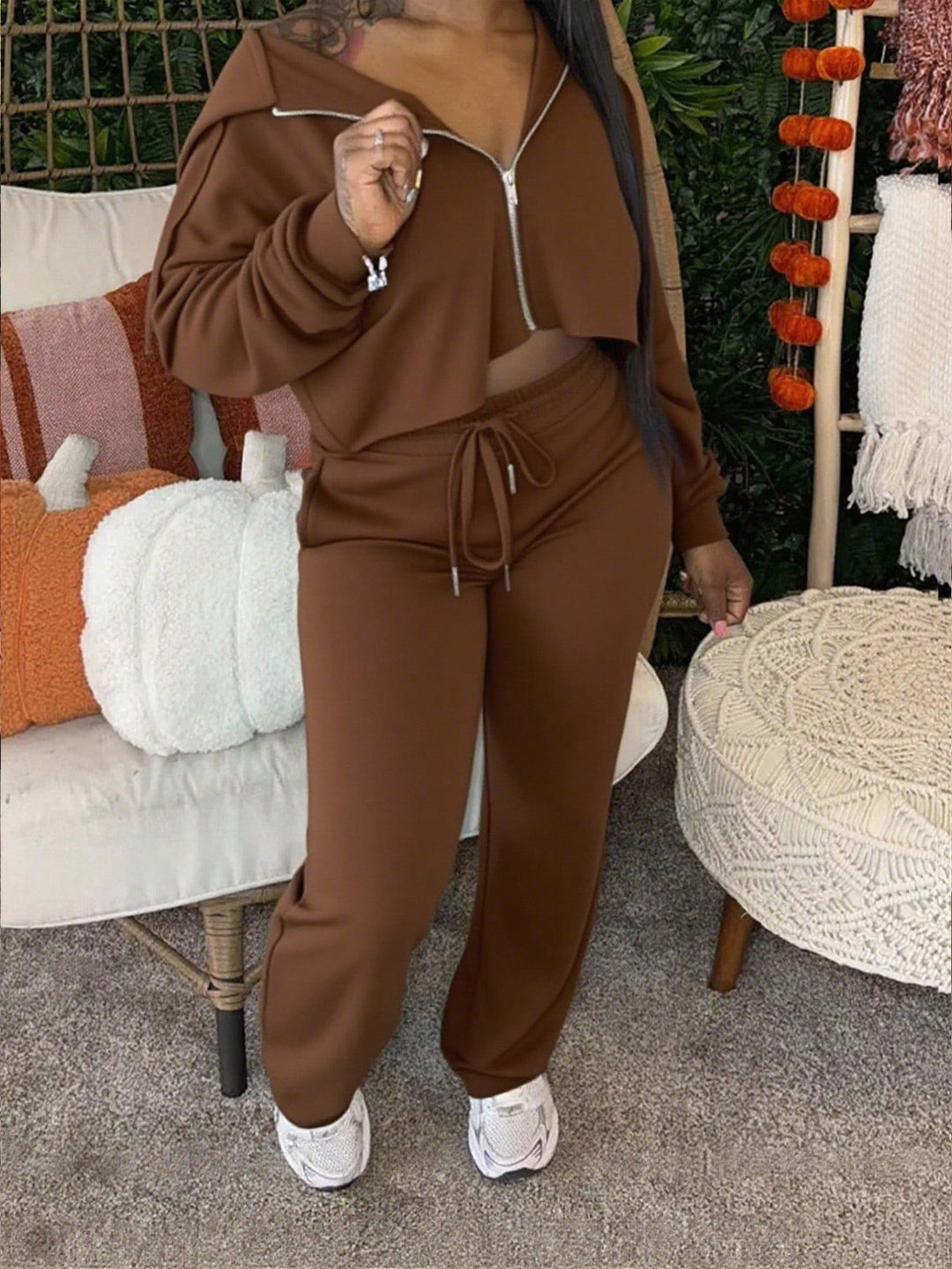 Kvinnors sportiga set bestående av en kort hoodie och avslappnade joggingbyxor med dragsko-Eva Jonsson