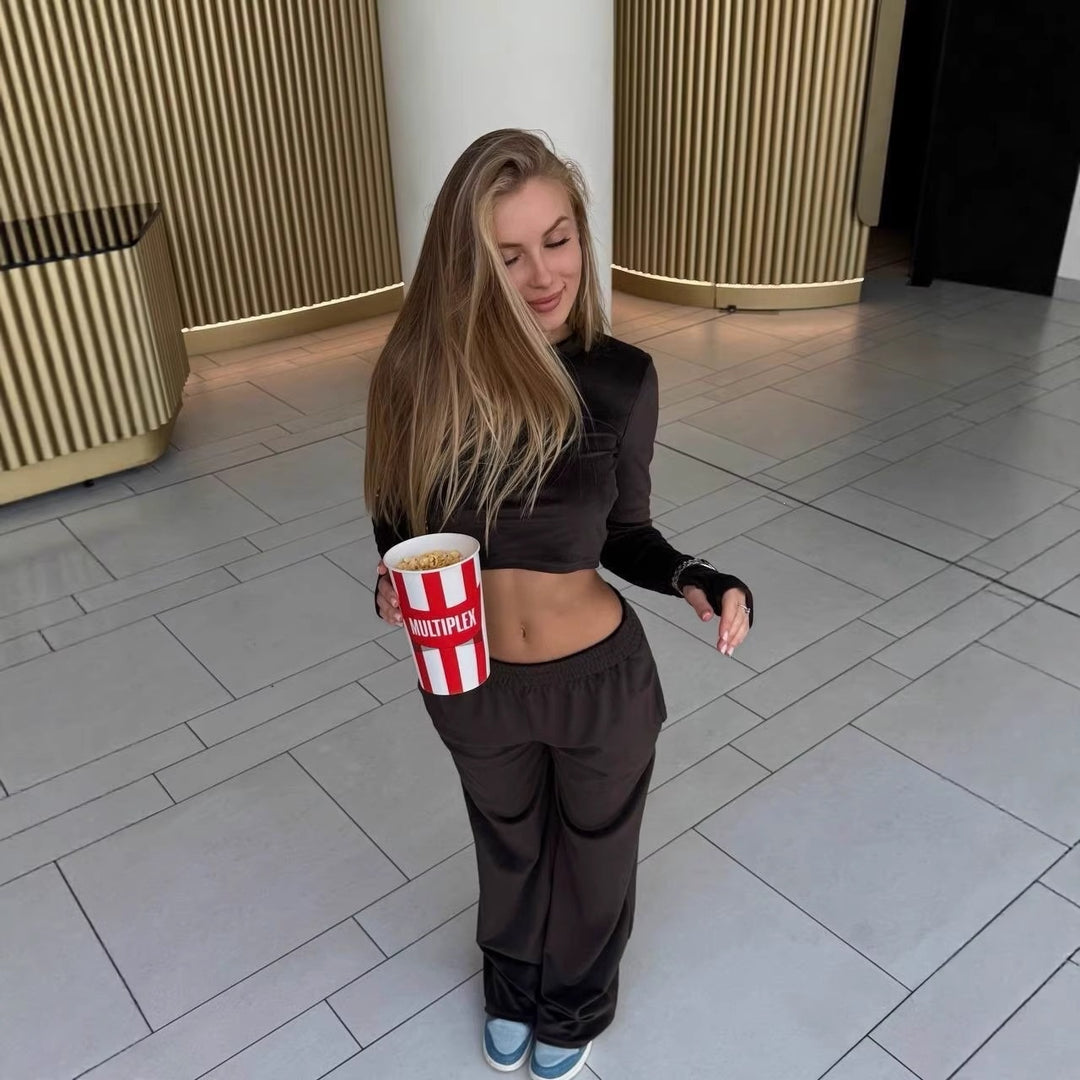 Kvinnors sportiga set bestående av en kort topp och vida byxor Mirla-Eva Jonsson