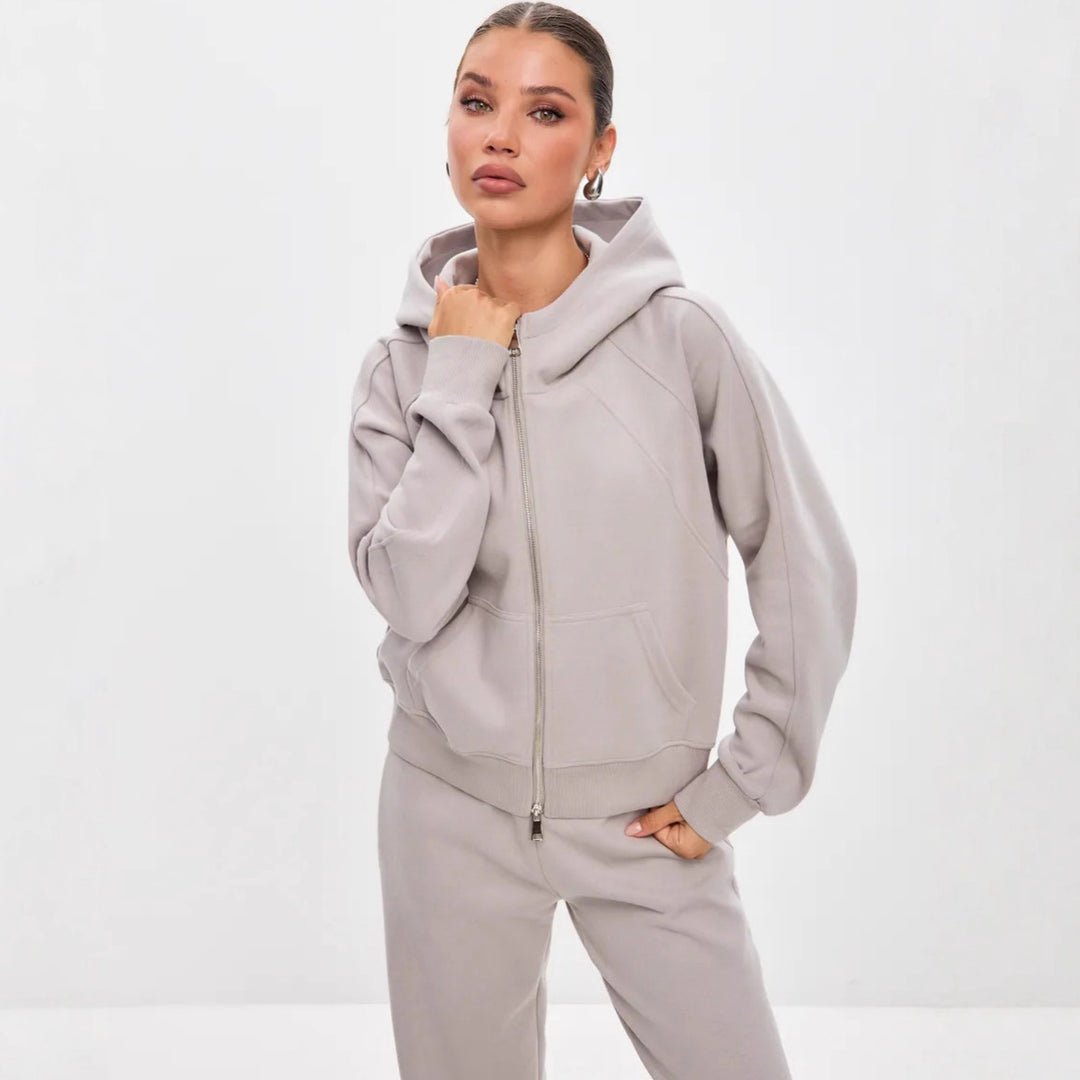 Kvinnors sportiga set bestående av hoodie och avslappnade joggers Mirla-Eva Jonsson