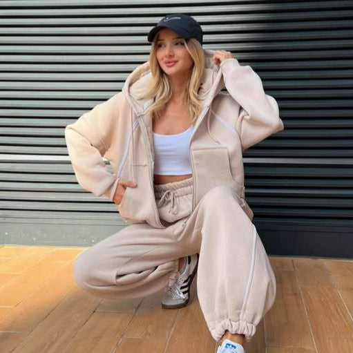 Kvinnors sportiga set bestående av hoodie och avslappnade joggingsbyxor Mirla-Eva Jonsson