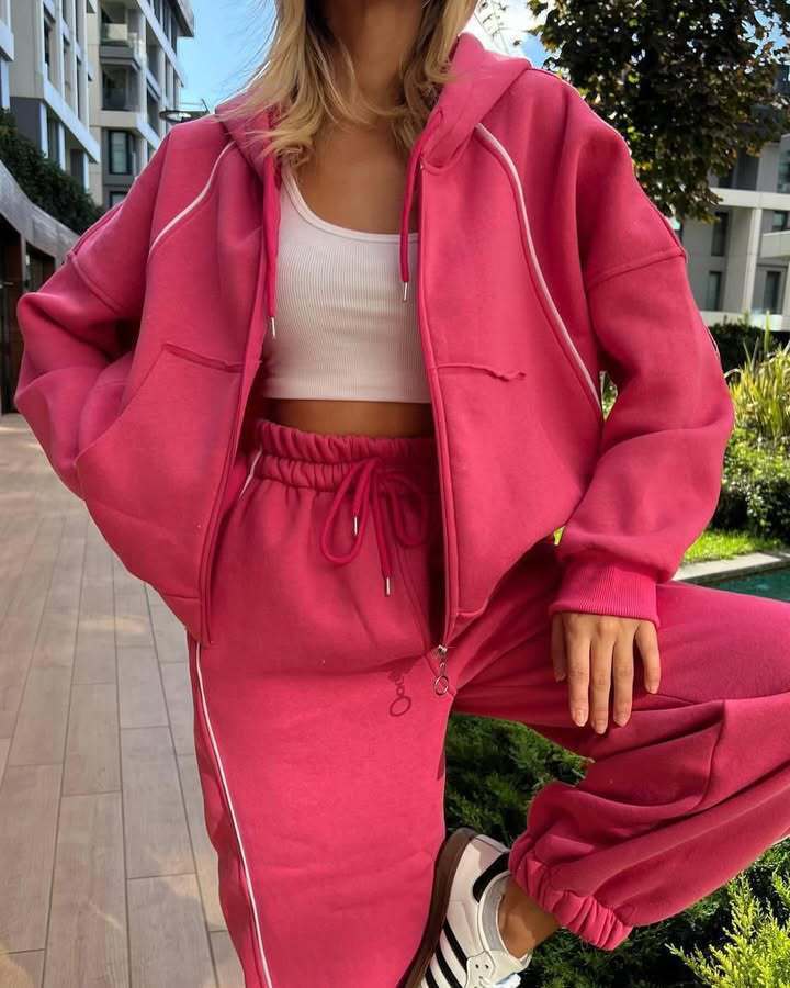 Kvinnors sportiga set bestående av hoodie och avslappnade joggingsbyxor Mirla-Eva Jonsson
