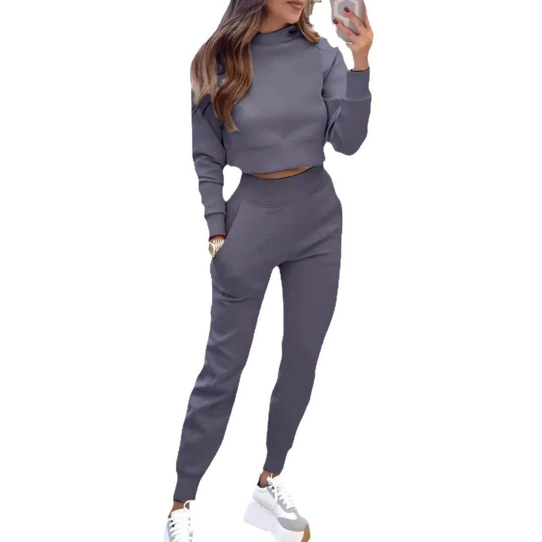 Kvinnors sportiga set gjort av bekväm bomullsmaterial med stilig kort topp och elastisk midja Mirla-Eva Jonsson