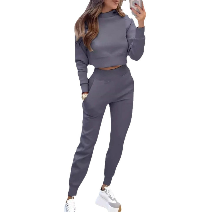 Kvinnors sportiga set gjort av bekväm bomullsmaterial med stilig kort topp och elastisk midja Mirla-Eva Jonsson