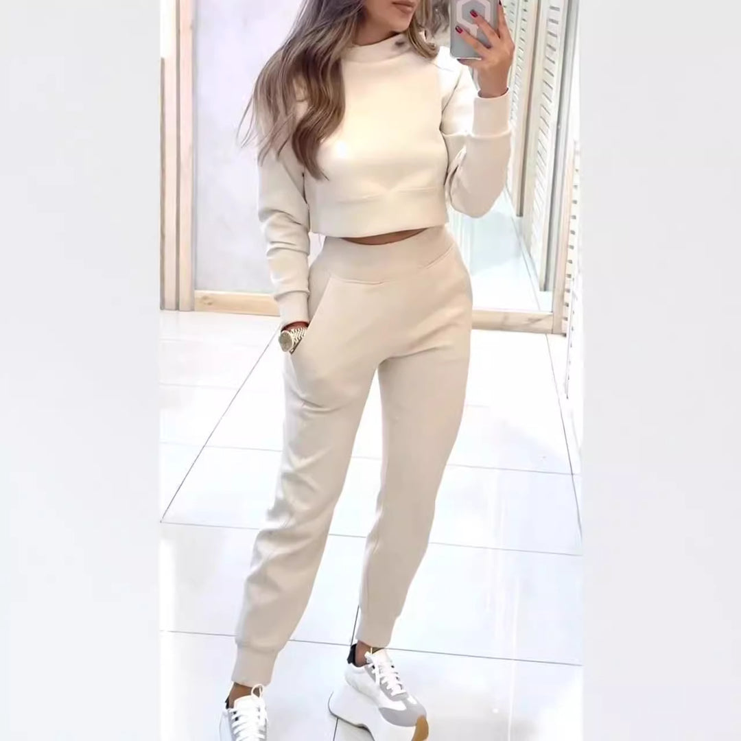 Kvinnors sportiga set gjort av bekväm bomullsmaterial med stilig kort topp och elastisk midja Mirla-Eva Jonsson