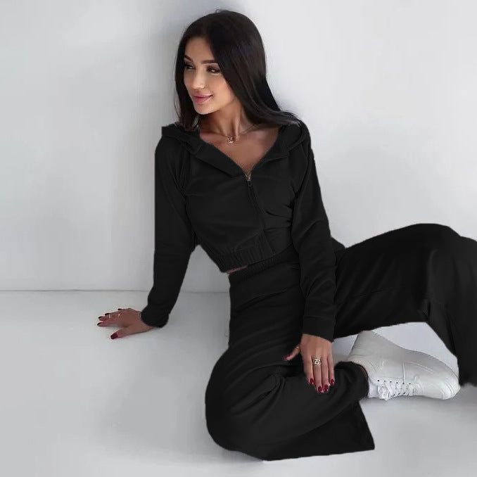 Kvinnors sportiga set gjort av mjuk fleece med kort jacka och höga byxor Mirla-Eva Jonsson