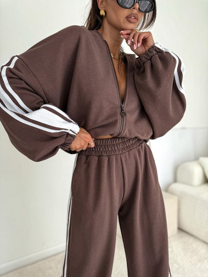 Kvinnors sportiga set gjort av mjukt material med loose fit och elastisk midja Mirla-Eva Jonsson