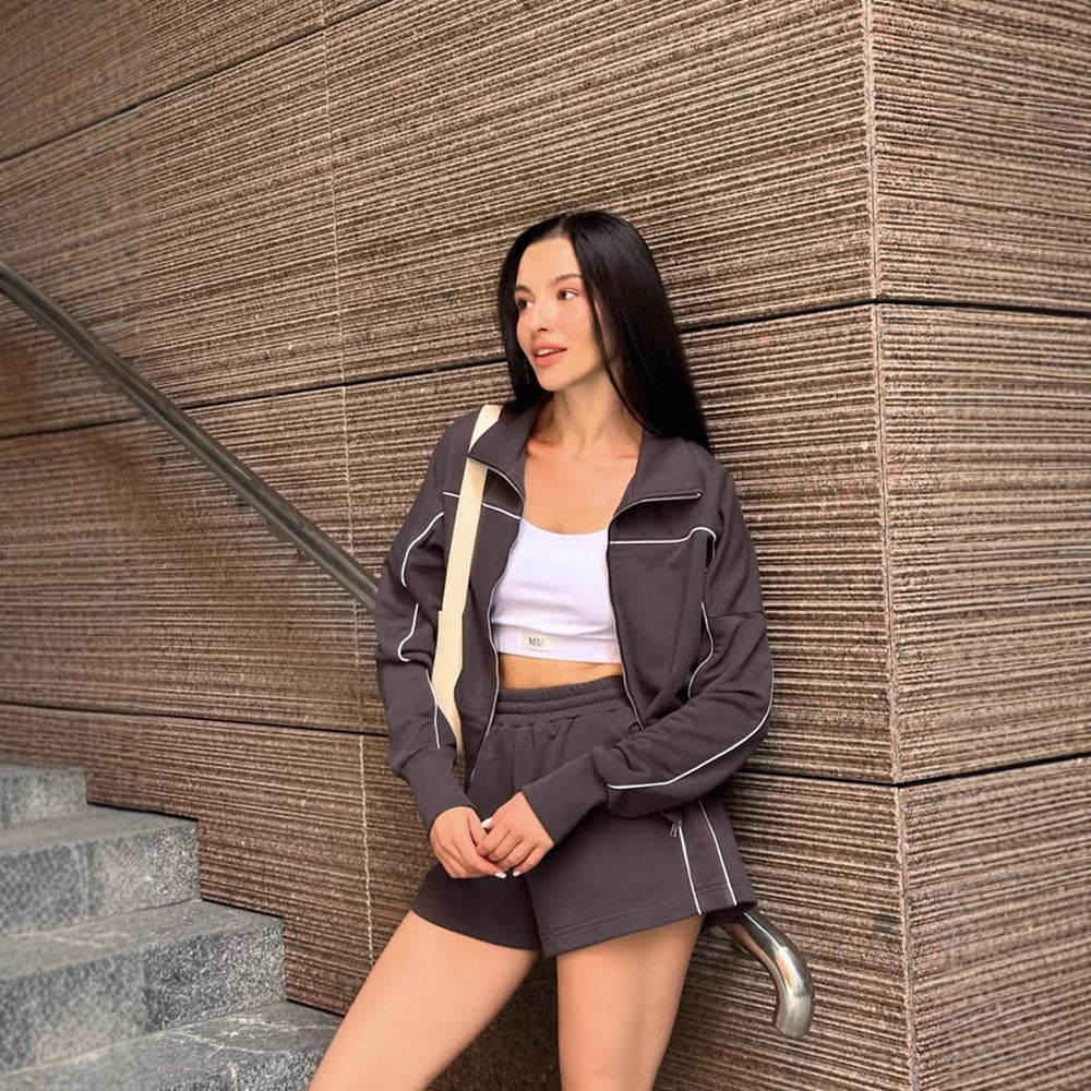 Kvinnors sportiga set i mjukt bomullsmaterial med kort topp och shorts Mirla-Eva Jonsson