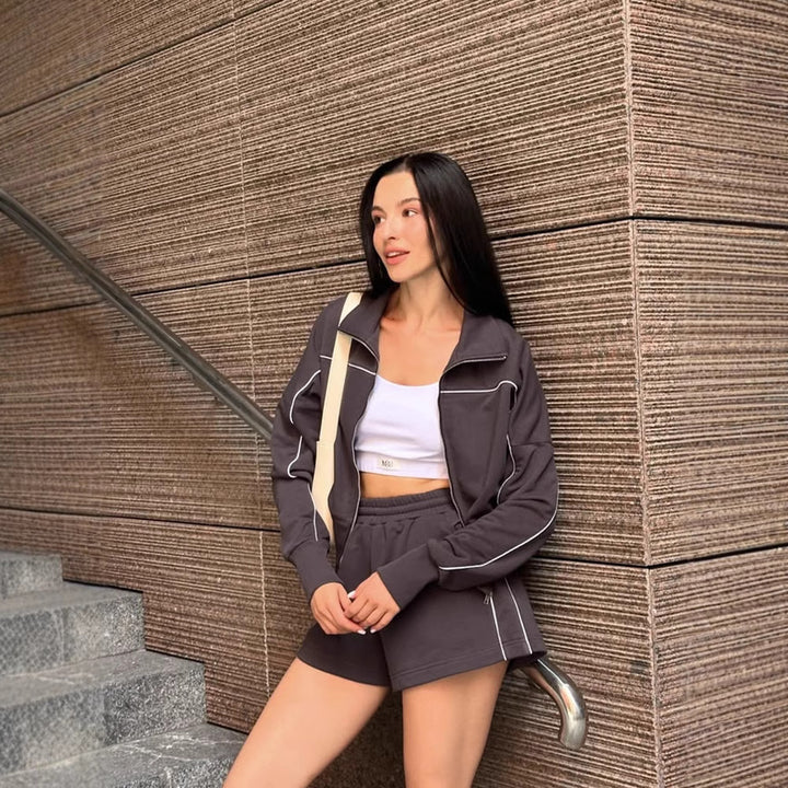 Kvinnors sportiga set i mjukt bomullsmaterial med kort topp och shorts Mirla-Eva Jonsson