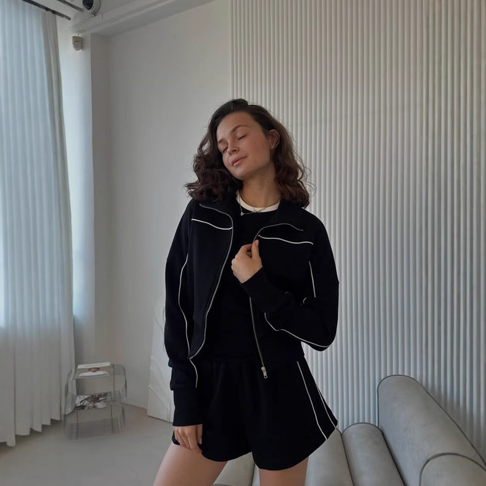 Kvinnors sportiga set i mjukt bomullsmaterial med kort topp och shorts Mirla-Eva Jonsson