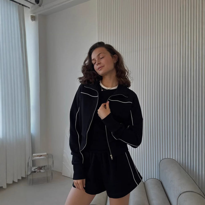 Kvinnors sportiga set i mjukt bomullsmaterial med kort topp och shorts Mirla-Eva Jonsson