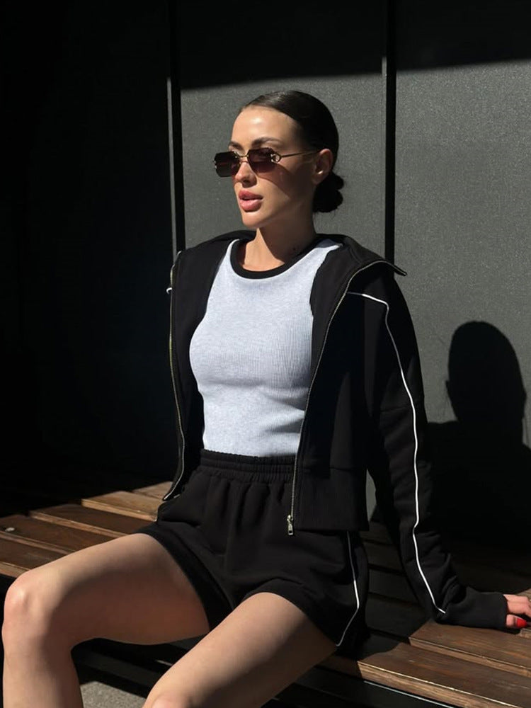 Kvinnors sportiga set i mjukt bomullsmaterial med kort topp och shorts Mirla-Eva Jonsson