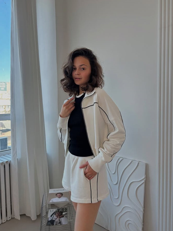 Kvinnors sportiga set i mjukt bomullsmaterial med kort topp och shorts Mirla-Eva Jonsson