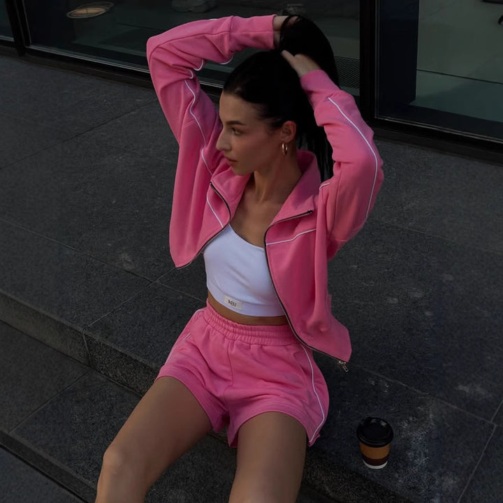 Kvinnors sportiga set i mjukt bomullsmaterial med kort topp och shorts Mirla-Eva Jonsson