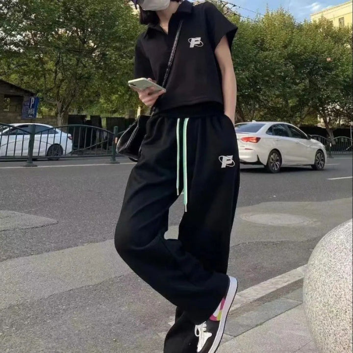 Kvinnors sportiga set med kort topp och joggers Mirla-Eva Jonsson