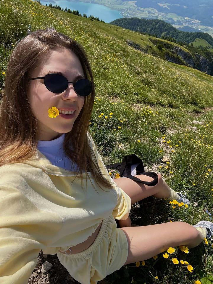 Kvinnors sportiga set tillverkat av lätt material med kort jacka och shorts Mirla-Eva Jonsson