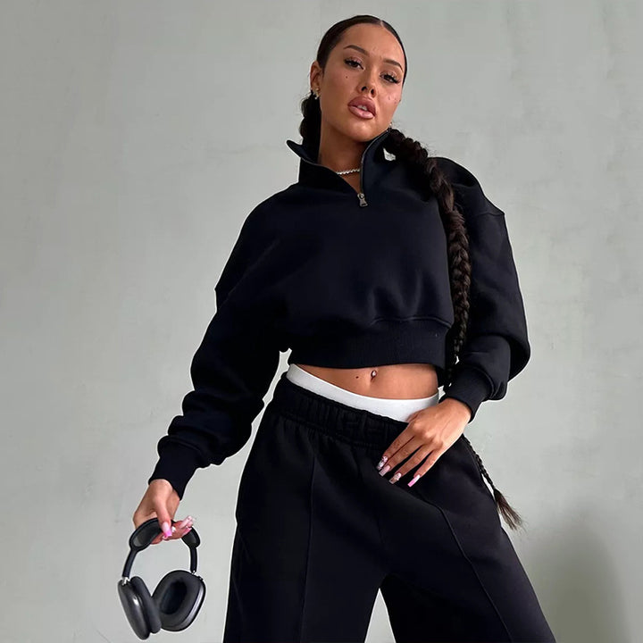 Kvinnors sportiga sweatshirt med hög krage och bekväma joggers Mirla-Eva Jonsson