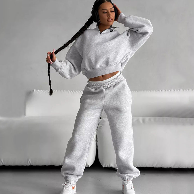 Kvinnors sportiga sweatshirt med hög krage och bekväma joggers Mirla-Eva Jonsson