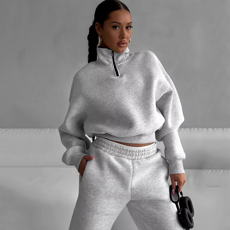 Kvinnors sportiga sweatshirt med hög krage och bekväma joggers Mirla-Eva Jonsson