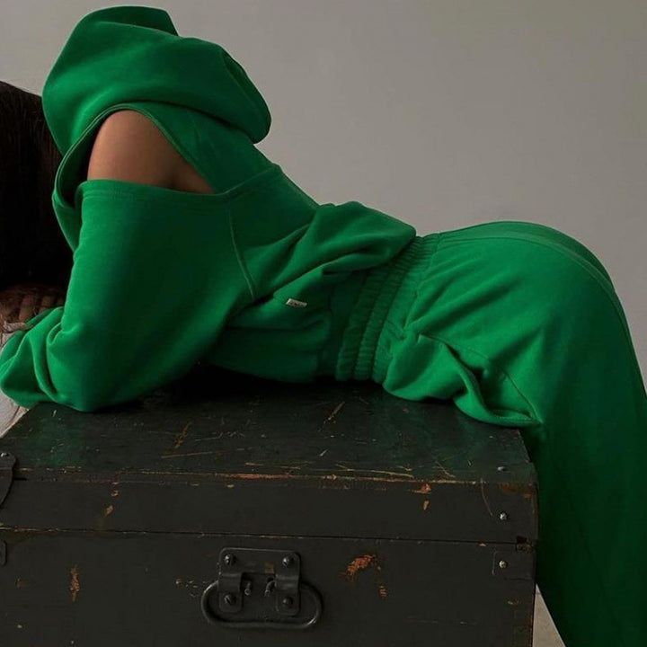 Kvinnors sportiga sweatshirt-set med djup ringning och sidraglansärmar Mirla-Eva Jonsson