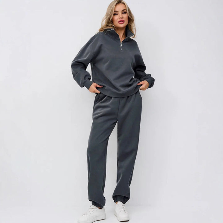 Kvinnors sportiga sweatsuit med halv dragkedja och vida byxor Mirla-Eva Jonsson